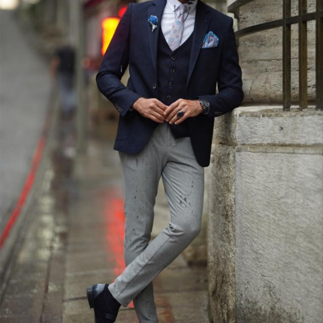 Men'S Formal Wear Not Suit - ชุดสูทผู้ชายสุดหรู สีน้ำเงินกรมท่า แจ็คเก็ตปกแหลมพร้อมเสื้อกั๊ก กางเกงสีเทา ชุดแต่งงานสั่งตัดพิเศษ 3